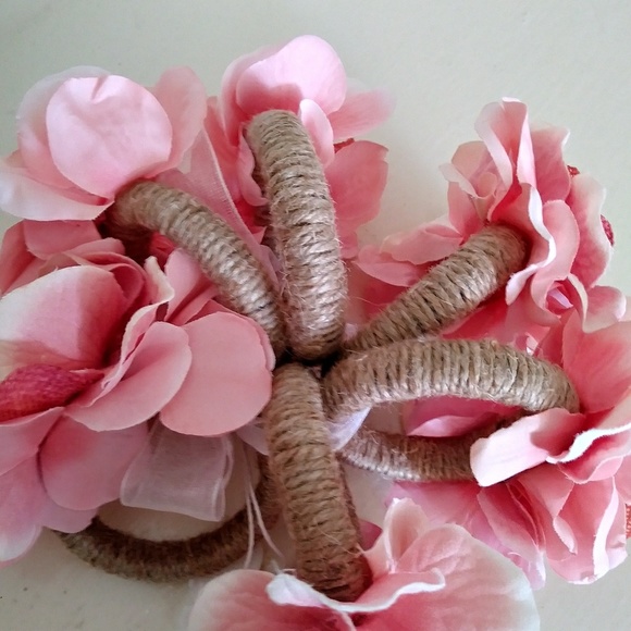 6 Beautiful Handmade Flowered Napkin Rings. - Picture 5 of 7